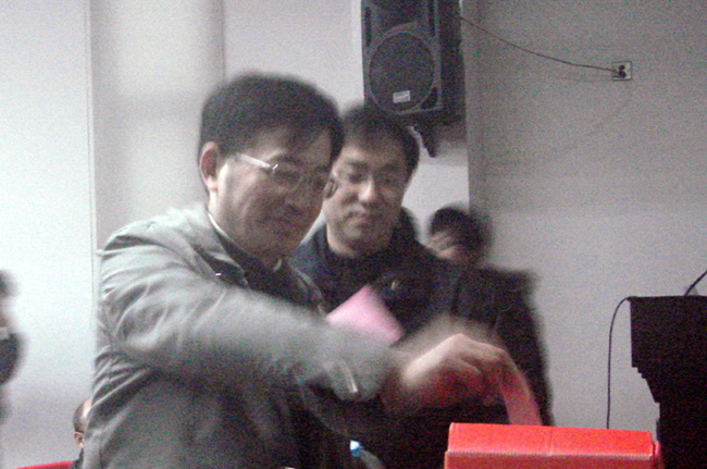 党员进行投票选举